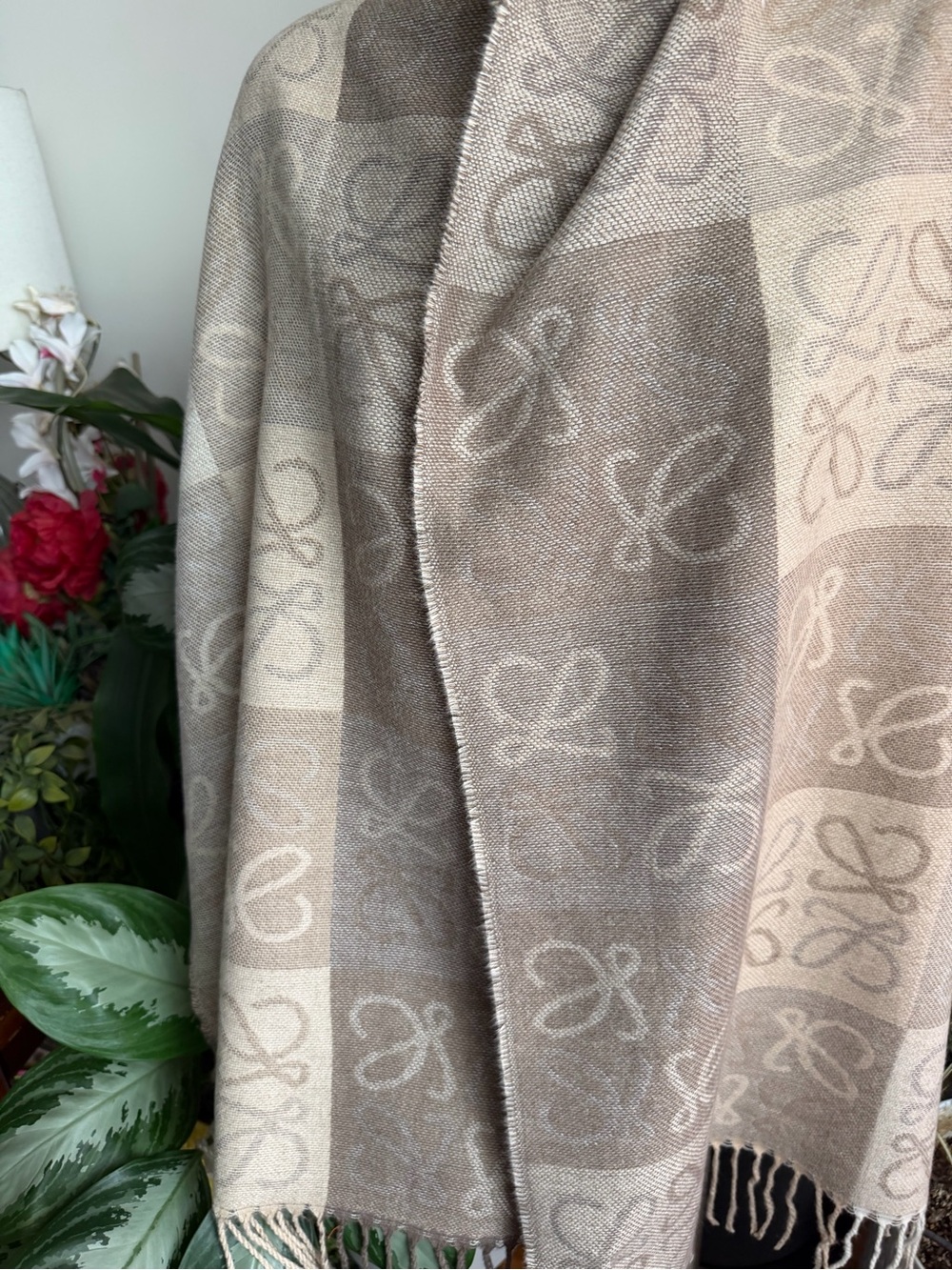 Loewe Beige Two-Tone Logo Cashmere Throw/Shawl Scarf. - Picture 3 of 16